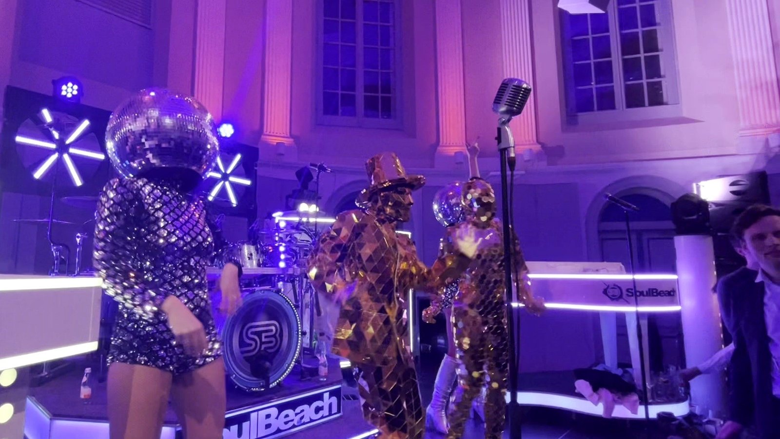 Glittermannen tijdens live entertainment