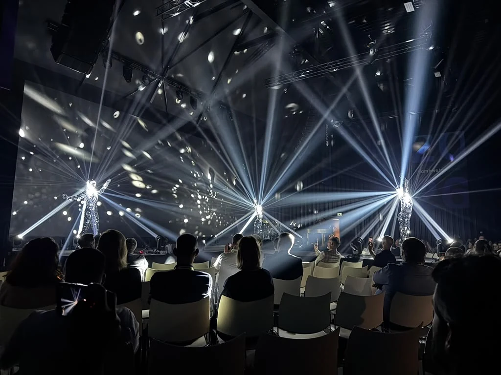 Live event met lichtshow en publiek