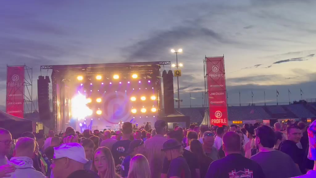Profile Truckstar Festival, podium met lichtshow en publiek